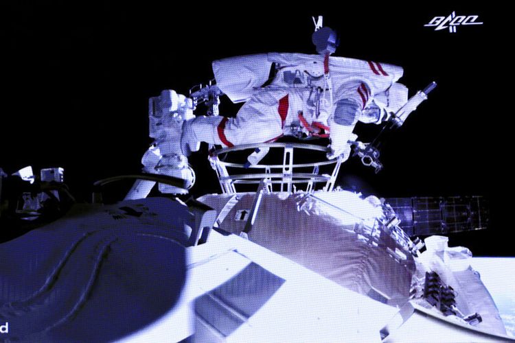 China Bangun Stasiun Ruang Angkasa, Dua Astronotnya Berhasil Berjalan di Luar Angkasa Selama Tujuh Jam